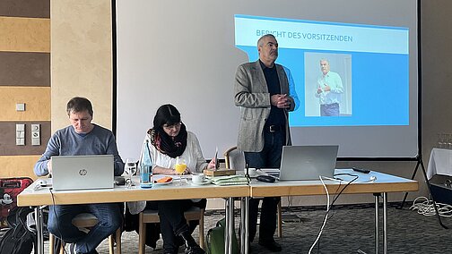 Mitglieder der Landesleistung vor einer Beamerleinwand