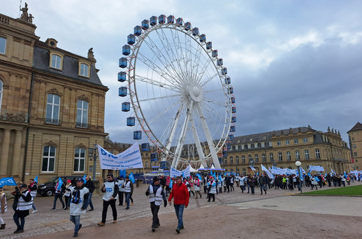 Demonstration zu den Tarifverhandlungen Protestzug vor dem Neuen Schloss Stuttgart