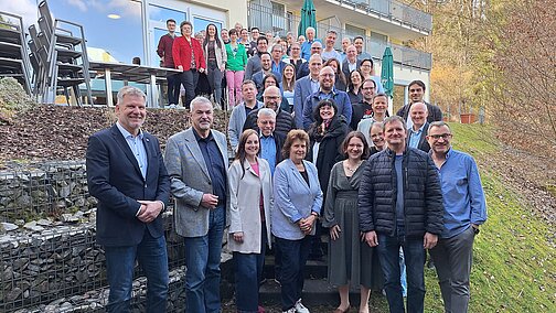 Gruppenfoto auf einer Treppe
