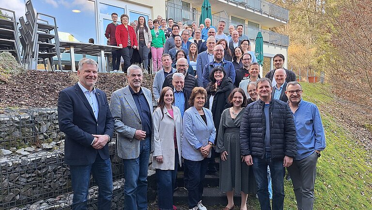 Gruppenfoto auf einer Treppe